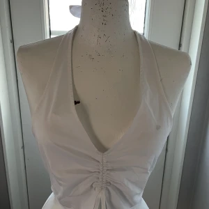Söt halterneck topp - Halterneck topp med knyt. Mycket bra skick. 