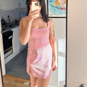 Glitterklänning - Rosa Glitterklänning ifrån Nelly, använd en gång så väldigt bra skick❣️