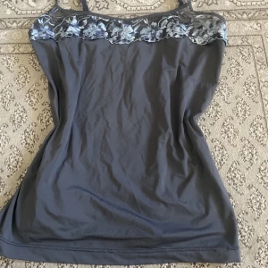 Blått linne - Fint och skönt linne med blommor upptill. Den är normallängd, inte croppad och stretchig.