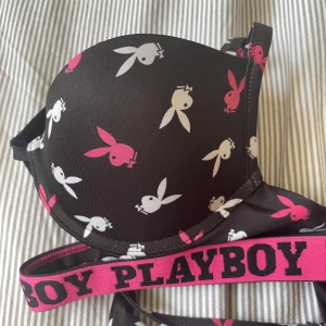 Playboy bikini - Så fin helt oanvänd Playboy bikini topp, knyts i ryggen och är justerbar i axelbanden. Passar xs-s  Använd gärna köp nu