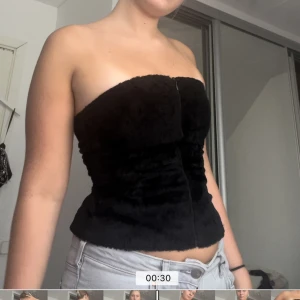 Korsett  - Säljer denna snygga svarta Sammetskorsetten då den var för liten för mig. Min kompis är modell och storleken på tröjan är 38Den är köpt på sellpy och är aldrig använd med prislappen kvar😊Har inga difekter. Tröjan är från Natalie chaize vilket är ett märke