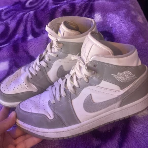 Jordans 1s - Säljer dessa Jordans i storlek 38,5. Inge fel på dom, använda ibland. Mer info finns i dm. Kan sänka priset till 350kr. Riktiga!