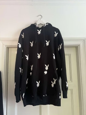 Playboy hoodie - Jag säljer nu min Playboy hoodie stl 36. Den är i bra skick. Hör av er ifall ni vill ha fler bilder.
