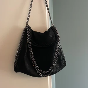 Stella McCartney liknande - Säljer denna stella McCartney liknande väskan, jätte fin och rymmer mycket 💘