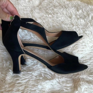 Helt nya oanvända högklackade - Svart sammet. Högklackat. Köpt på postorder men passade inte mina fötter.  Kostade ca 500kr minst med frakt. 
