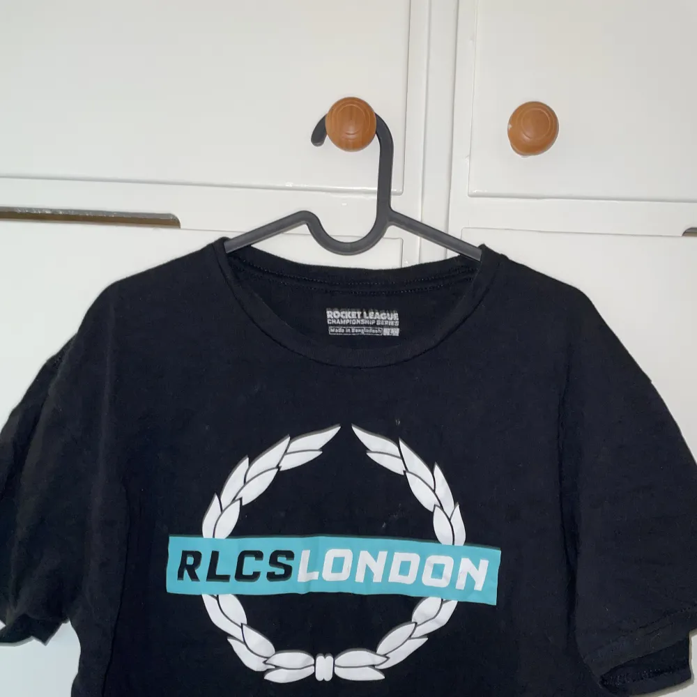 Rocket league tshirt från london står L men skulle säga M. T-shirts.