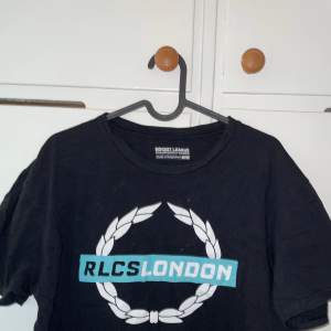 Rocket league tshirt från london står L men skulle säga M
