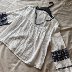 Blus  - Sååå snygg blus!! Säljer då den tyvärr är för liten