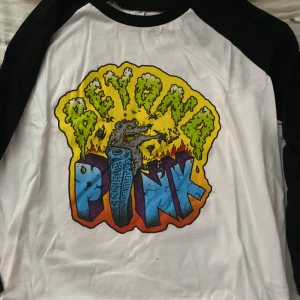 Beyond pink malmö baseball jersey - Baseballjersey från gamla malmöbandet beyond pink i storlek M (dam). Aldrig använd, skön vibe, postas