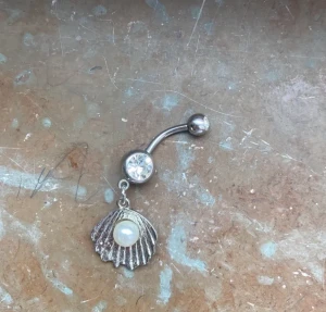 Navel piercing  - Säljer navel piercing som jag köpte från glitter har aldrig varit använd köparen står för frakt priset kan diskuteras ❤️