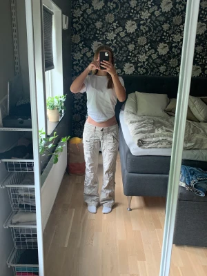 Esprit byxor - Säljer dessa byxor från esprit, köpt här på plick, aldrig använda på grund av att de inte riktigt är min stil💋