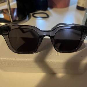 Chimi solglasögon 004 - Helt oanvända solglasögon från chimieyewear, då jag beställde fel. Dom är färgen grå. Fodral med. Köpta för 1250. Köparen står för frakten. Kan mötas i Lindesberg/Örebro eller posta. 