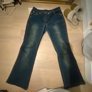 Vintage jeans med fina detaljer! - Vintage utsvängda byxor med fina detaljer, mid waist.