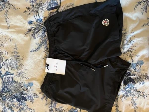 Moncler Badbyxor  - Helt nya Moncler badbyxor i strl M passar S. Alla lappar sitter kvar aldrig använda.