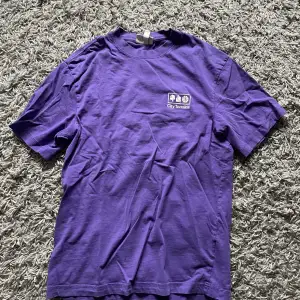 En lila t shirt i storlek xs