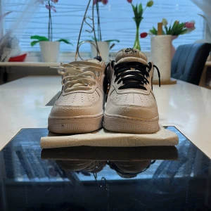 Nike Air Force 1 - Säljer dessa air force 1 då jag har använt de ett fåtal gånger och känner att skon är för stor då jag har storlek 44.5 på Air Force 1 då dessa är storlek 45.  Vid köp av dessa skor så kan jag tvätta de och lägga i originallådan med fräscha skosnören. 
