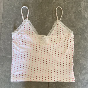 Linne - Jätte gulligt linne med röda hjärtan❤️från Brandy Melville 