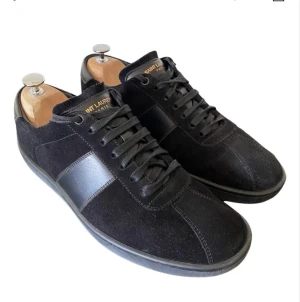 Saint laurent skor - Storlek 42 saint laurent skor. Använts vid ca 10-20 tillfällen sparsamt. Köpta från butik i Milano förra hösten, men kvitto eller låda har jag ej kvar.