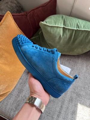 Christian Louboutin  - Skick 9/10 ovanlig färg, skor medföljer kom gärna med ett bud 