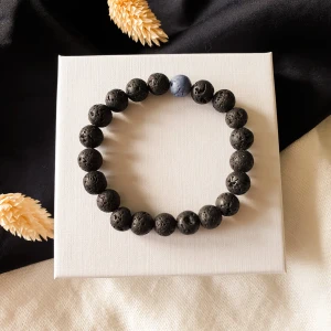 Herr armband av , Svart Lava, Blå Korall - Armband gjort av halvädelstenar. Storleken på stenarna i armbandet är 8mm.  Stenarna placeras på ett kraftigt elastiskt snöre. Vänlig kontakta mig vilken storlek du behöver. 