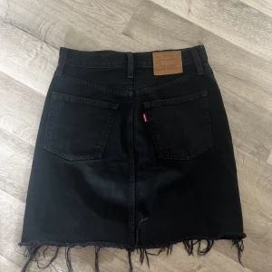 Levis kjol - En så fin jeans kjol ifrån Levis💗den är tyvärr för liten på mig och därför säljer jag den🥰det står att det är storlek 23, vilket jag skulle motsvara som XS/S