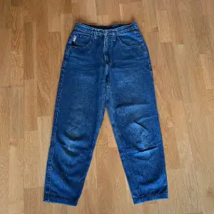 Barrel shaped high waiste jeans. Size 29x32.
