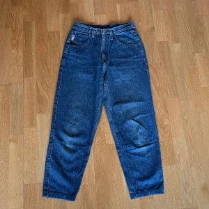 Stonewash jeans - Barrel shaped high waiste jeans. Size 29x32.
