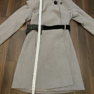 Jacka  - Endast använd nåra få gånger, fortfarande bra skick. 🫶🏻 Har nån fläck (syns på bild 2). Hör av dig för mer information. Priset går att diskutera. 🩷