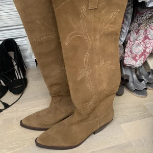Cowboy boots - Säljer dessa as balla cowboy bootsen från Mango! Helt oanvända då de är lite för små för mig!! Sitter så snyggt på benen!! Köptes för ca 1500kr tror jag om inte mer!! 