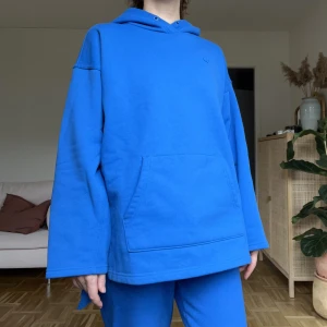 Adidas track suit - Kornblå adidas dräkt i size small. 