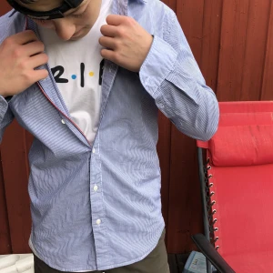 Tommy hilfiger skjorta  - Det är en Tommy hilfiger skjorta helt ny bara använd 2 gånger, perfekt för skolavslutningen eller bara sommaren