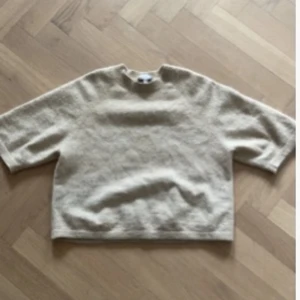 Stickad t-shirt - Säljer denna jätte snygga och sköna stickade t-shirten från &stories!🙌🏻