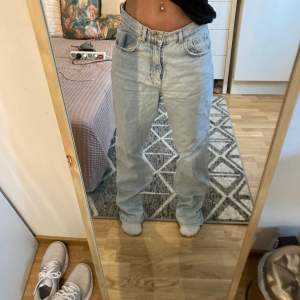 Ett par straight leg jeans från Gina Tricot, tyvärr så är de för stora och för långa. Finns inga defekter så som hål eller missfärgningar. Vid frågor, skriv privat💕