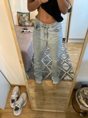 Jeans - Ett par straight leg jeans från Gina Tricot, tyvärr så är de för stora och för långa. Finns inga defekter så som hål eller missfärgningar. Vid frågor, skriv privat💕
