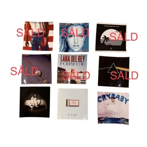 Album posters 😍 -  Britney, TNH, Lana, Melanie, Bille, K.FLAT, Springsteen etc perfekt skick/upplösning!🤩skriv vid frågor!❤️ Styckpris 10kr + 17kr frakt! För alla 9 posters 80kr + frakt ❤️Köp av fler samtligt billigare! SKRIV innan ni trycker köp nu❗️Säljer fler bilder!