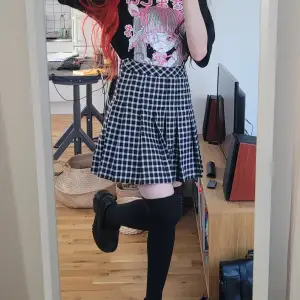 Plisserad minikjol med hög midja för dina kawaii looks🖤 Den är i perfekt skick utan några skador,köpt från H&M för 200kr. Själv är jag 163 cm lång och har storlek 32 på underdelar. Midjan mäts till 65 cm runt midjan och 42 cm i längd.