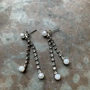 Örhängen med kristall och pärlor.