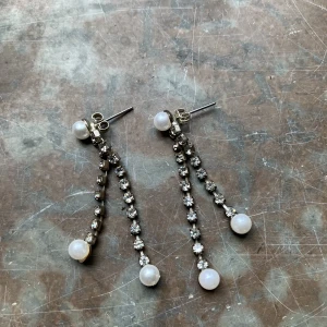 Pärl - örhängen - Örhängen med kristall och pärlor.