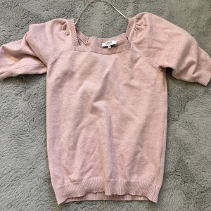 Stickad t-shirt - Så söt rosa stickad t-shirt i bra skick, endast använd fåtal gånger, prefekt nu till sommaren, hör av er vid frågor🥰