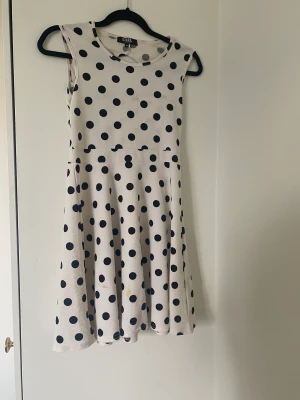 Klänning  - Super söt klänning med öppning i ryggen, köpt second hand så vet ej vart den är ifrån💕