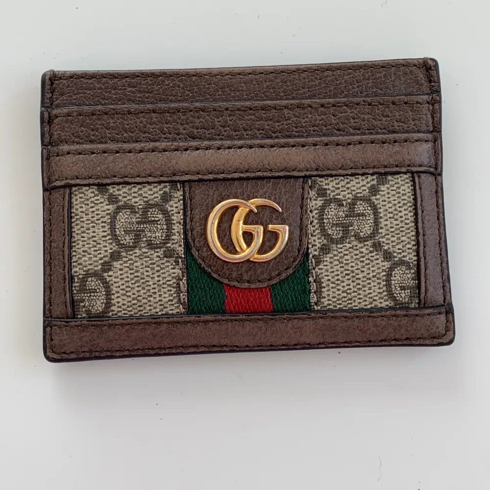 Namn: Ophidia GG Card Case Nypris: € 295  Inget slitage förutom på det guldfärgade gucci-märket som fått lite repor och missfärgningar.  Självklart äkta, köpt via Guccis hemsida.. Väskor.