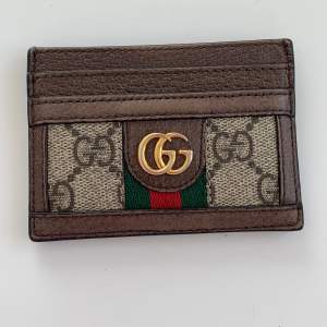 Namn: Ophidia GG Card Case Nypris: € 295  Inget slitage förutom på det guldfärgade gucci-märket som fått lite repor och missfärgningar.  Självklart äkta, köpt via Guccis hemsida.