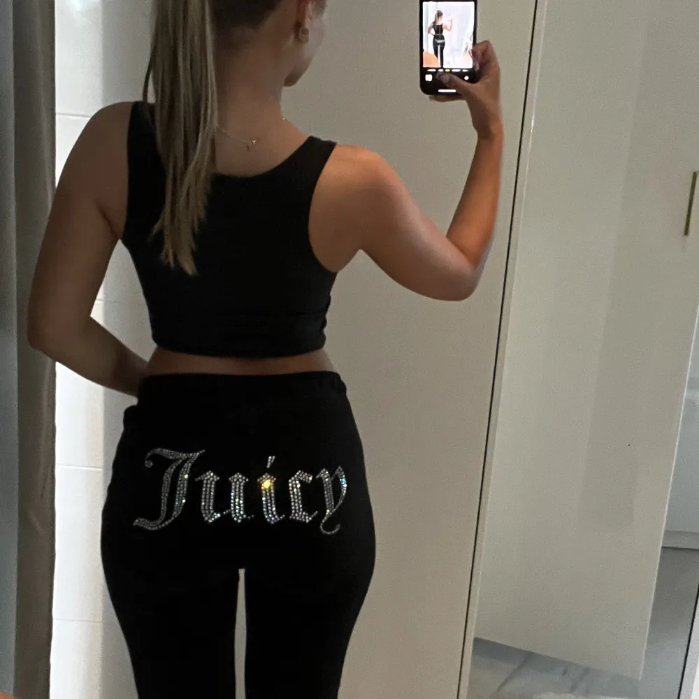 Super snygga byxor från juicy couture, alla stenar kvar och i jätte bra skick! Storlek S. Jeans & Byxor.