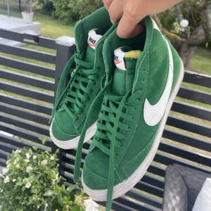 Gröna Nike  - Gröna Nike sneakers sparsamt använda. Unisex