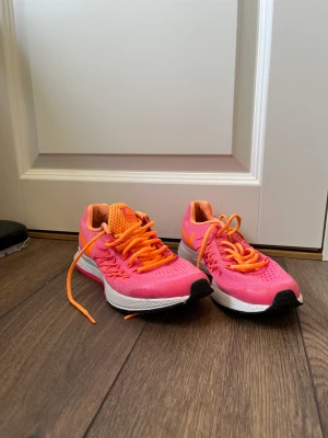 Nike skor - Nike skor, storlek 36, sparsamt använda. Säljes för 149kr + frakt.