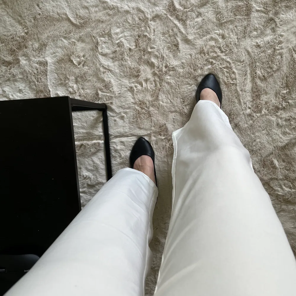 Tunna vita kostymbyxor från BikBok. Endast använda en gång. Storlek 34.. Jeans & Byxor.