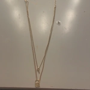Nyckel och lås halband - Ett fint nyckel och lås halsband, både de är i samma halsband. Jag säljer detta för det inte kommer till användning!