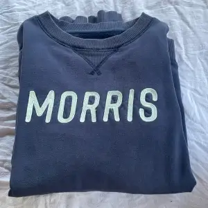 En marinblå tröja från Morris, storlek S. Aldrig använt, fick den av min mamma. Inga defekter. 