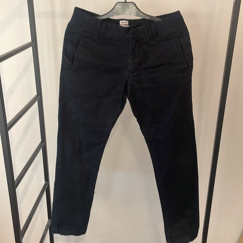 Sköna chinos byxor från Filippa K i storlek 48 Skick 9/10 . Jeans & Byxor.