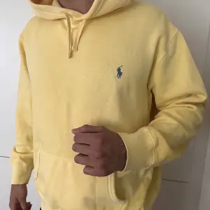 Säljer denna Ralph Lauren hoodie då den inte används. Som helt ny. Köpt för 1699